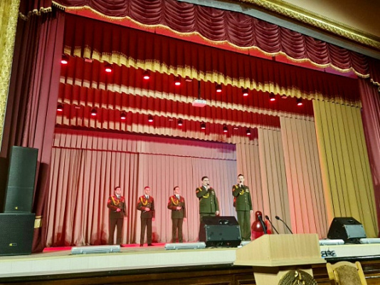 С песней и служить веселее