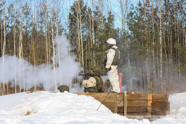 Военнослужащие выполняют стрельбы из различных видов оружия и техники в рамках внезапной проверки Вооружённых Сил