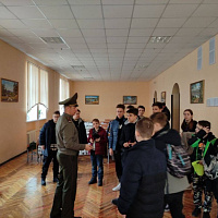 Школьники в гостях у минских суворовцев