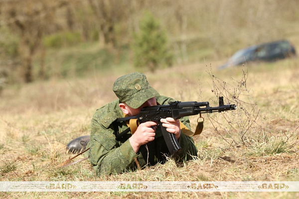 Военнослужащие и военнообязанные 120 зрбр проходят курс общевойсковой подготовки в районе выполнения задач
