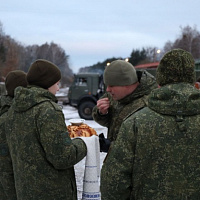 Белорусские военнослужащие встретили хлебом-солью коллег из России 