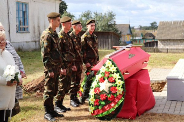 Торжественное перезахоронение останков воинов