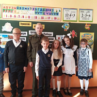 Военнослужащие 72 ОУЦ поздравили школьников с Днём знаний