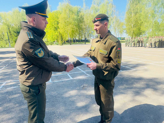 В 15 зрбр проводили в запас военнослужащих срочной службы