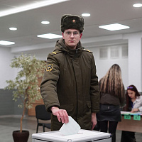  Военнослужащие Вооружённых Сил принимают участие в досрочном голосовании