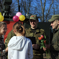 Военнослужащие поздравили белорусок с Днём женщин