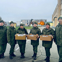 Женщины 36-й дорожно-мостовой бригады поздравили своих сослуживцев с Днём отца