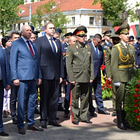 Головы в скорби склонив