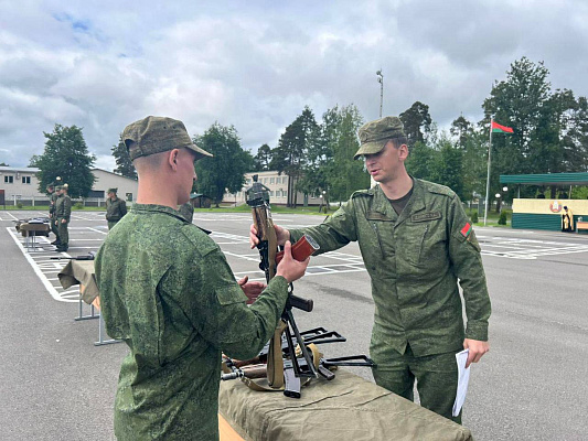 Ритуал вручения новому пополнению вооружения, военной и специальной техники в инженерном полку СЗОК