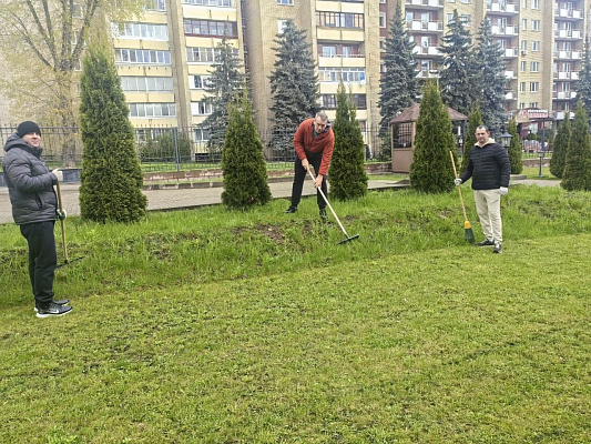Фотофакт. Военнослужащие Департамента транспортного обеспечения принимают участие в республиканском субботнике