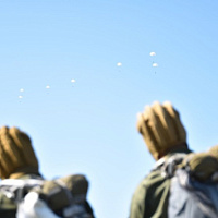 Брестские десантники выполнили прыжки с парашютом