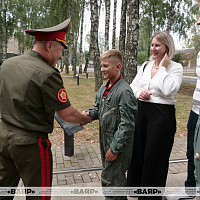 Знакомство с авиационной техникой и часы от Министра обороны: Ярослав Горелик побывал в 50 саб
