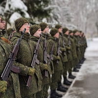 Военнослужащим нового пополнения вручили боевое оружие