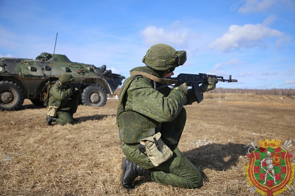 Взвод идет в учебный бой