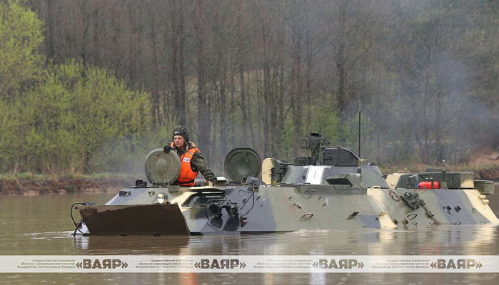 Занятие по преодолению водной преграды с военнослужащими артиллерийских подразделений ЗОК