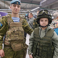 Белорусские военные принимают участие в празднике в столичном торговом центре «Першы нацыянальны гандлёвы дом»