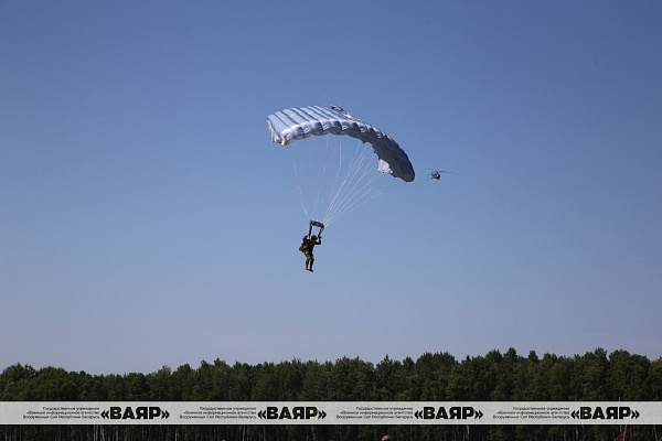 Десантирование белорусских и китайских военнослужащих в рамках антитеррористической тренировки «Атакующий сокол»