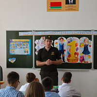 Военнослужащие 83-го отдельного инженерно-аэродромного полка поздравили школьников с Днём знаний