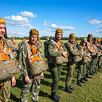 Витебские десантники совершили прыжки с парашютом из самолёта АН-2