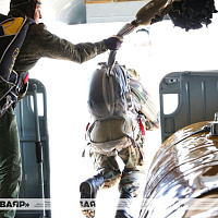 Военнослужащие 5-й отдельной бригады специального назначения совершили прыжки с парашютом