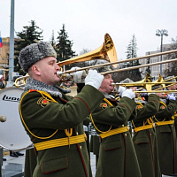 Торжественная церемония возложения цветов к монументу Победы