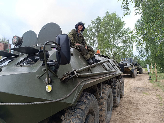 Курсанты 72 ОУЦ подтверждают мастерство вождения бронетехники на танкодроме