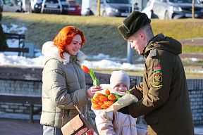 Военнослужащие 11 омбр поздравляют жительниц Слонима с наступающим женским праздником