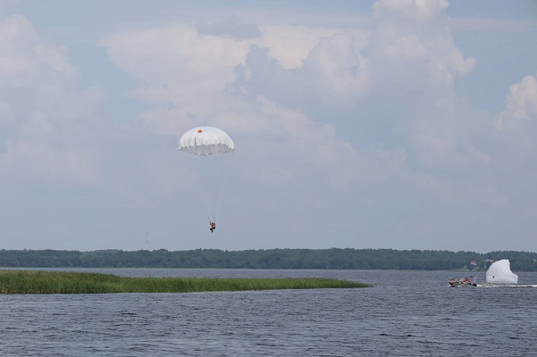 Витебские десантники совершили прыжки с парашютом на воду