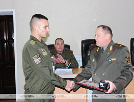  Командующий войсками ЗОК наградил военнослужащего, который спас жизнь мальчику