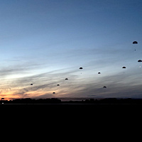 Военнослужащие 5 обрСпН совершили прыжки с парашютом