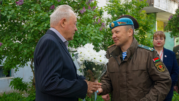 Витебские десантники поздравили ветерана Вооружённых Сил с наступающим праздником