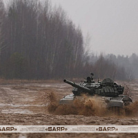 Занятие по вождению танка Т-72Б с личным составом одного из танковых подразделений 120 омбр