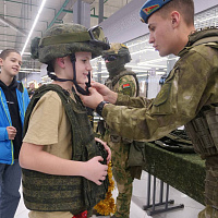 Белорусские военные принимают участие в празднике в столичном торговом центре «Першы нацыянальны гандлёвы дом»