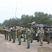 Гвардейцев встречали с оркестром
