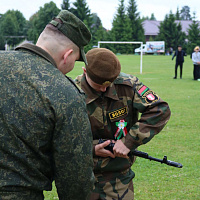 Военнослужащие 65 автбр организовали для воспитанников военно-патриотического лагеря эстафету 