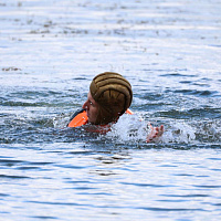 Военнослужащие в/ч 89417 отработали десантирование из вертолета Ми-8 на воду