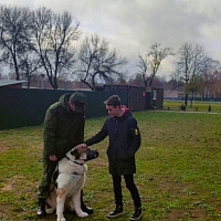 Школьники в гостях у армейских кинологов