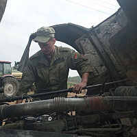 Военнослужащие оказывают помощь в уборке урожая хозяйствам Жлобинского района