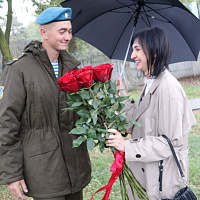 Брестские десантники поздравили мам с наступающим праздником