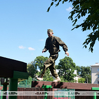 Участники чемпионата дружественных армий государств-участников СНГ по многоборью ВСК преодолели полосу препятствий