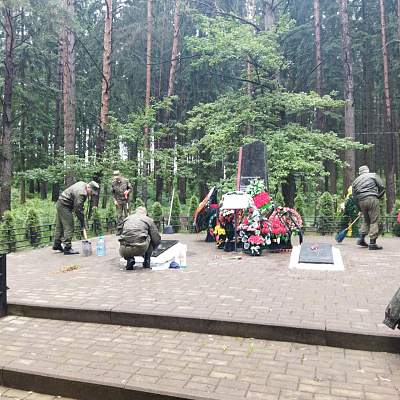 Представители военных комиссариатов Минской области приняли участие в акции по благоустройству мемориальных комплексов