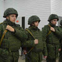 Новое пополнение гвардейцев учится стрелять