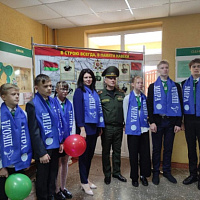 Военнослужащие 72 ОУЦ поздравили школьников с Днём знаний