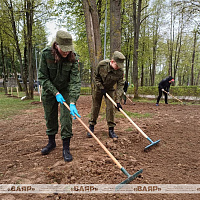 Военнослужащие Гродненского гарнизона и ветераны Вооруженных Сил принимают участие в республиканском субботнике