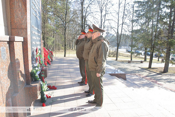 Командный состав тыла Вооружённых Сил возложил цветы к обелиску погибшим военнослужащим и гражданским лицам