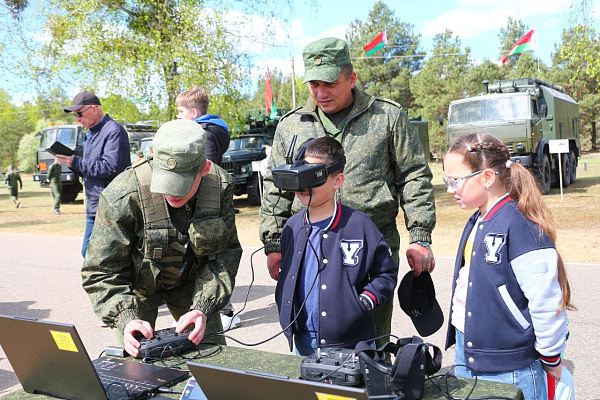 На плацу 11 омбр состоялось торжественное мероприятие, посвященное 83-й годовщине со Дня образования воинской части