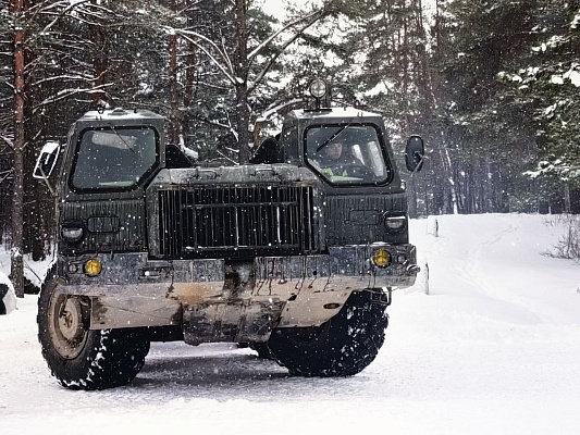 Курсанты 72 ОУЦ преодолели препятствия на армейских вездеходах