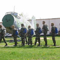 Новобранцы сил специальных операций готовятся к своему первому прыжку с парашютом