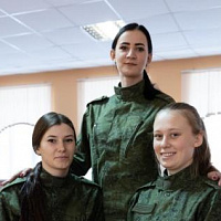 Военная форма им точно к лицу!