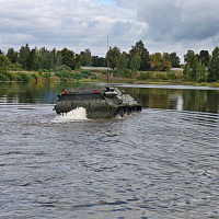 Курсанты 72 ОУЦ выполнили упражнение по преодолению водной преграды